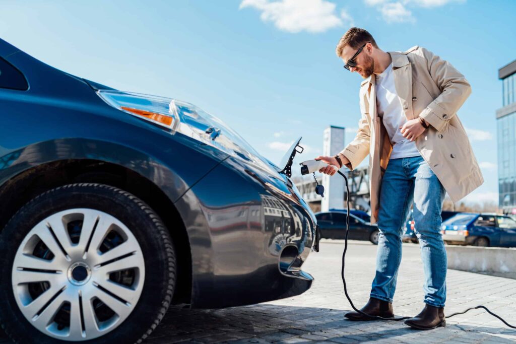 Personne qui recharge son véhicule