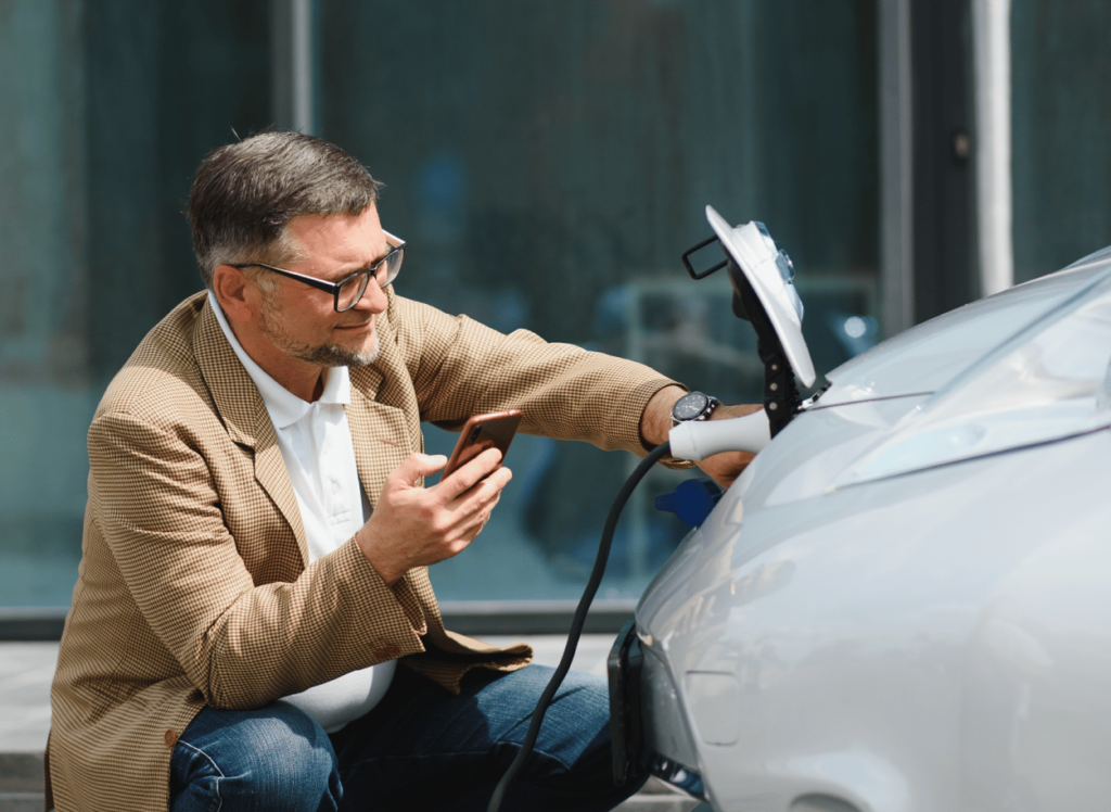 Personne qui recharge son véhicule