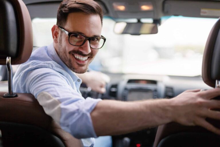 Conducteur heureux d'un véhicule