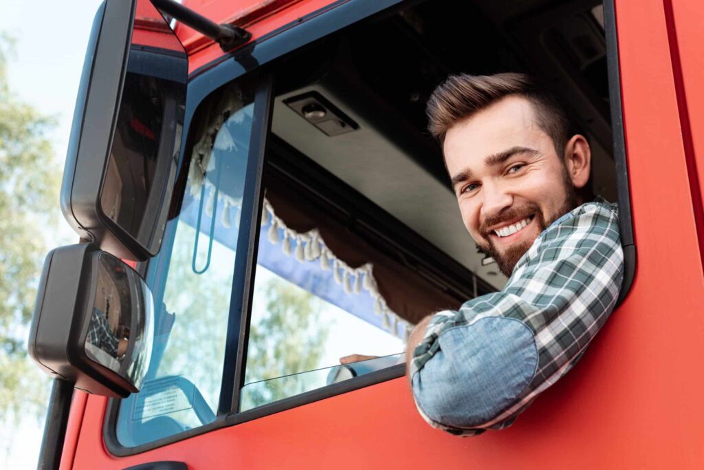 Conducteur d'une flotte poids lourd heureux