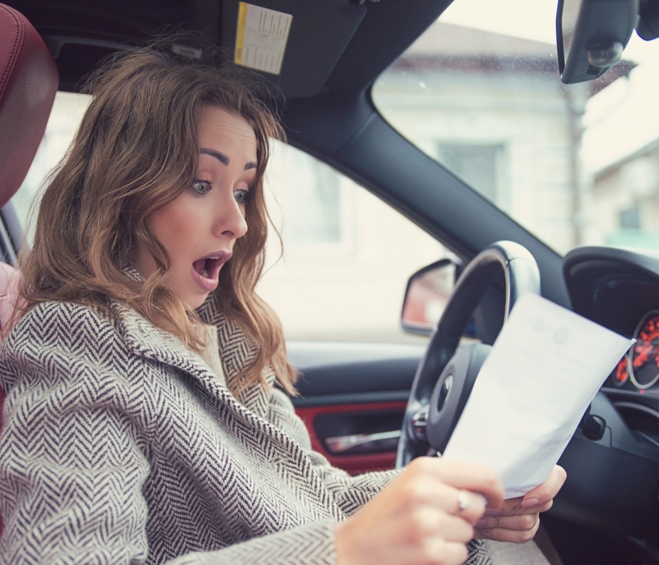 Conductrice qui est surprise des frais de sa flotte automobile